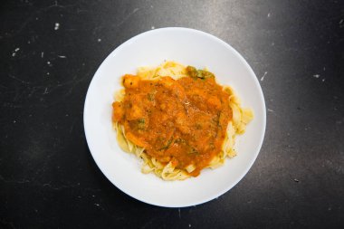 Beyaz tabakta soslu makarna