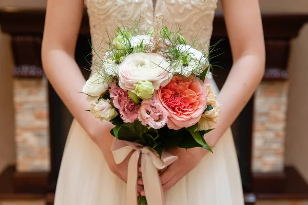 Vacker Bröllopsbukett Med Blommor Händerna Bruden — Stockfoto