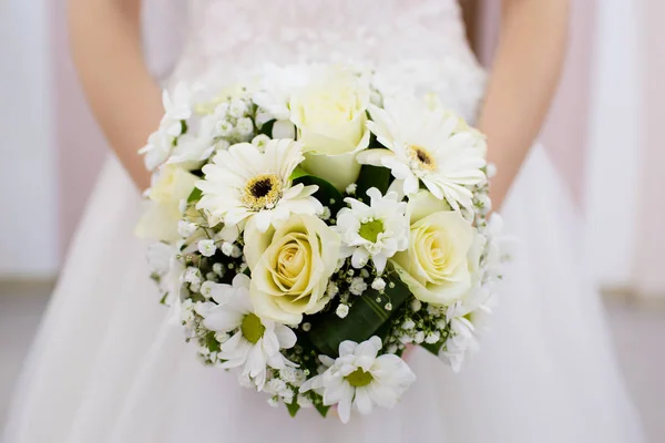 Vacker Bröllopsbukett Med Blommor Händerna Bruden — Stockfoto