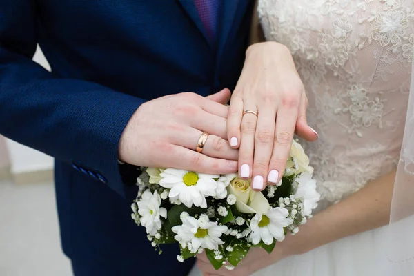 Mãos Noivo Noiva Com Anéis Buquê Noiva — Fotografia de Stock