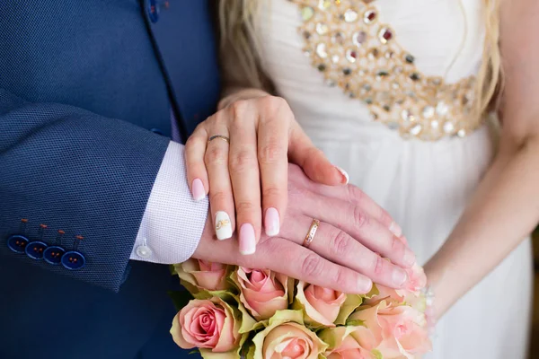 Mãos Noivo Noiva Com Anéis Buquê Noiva — Fotografia de Stock
