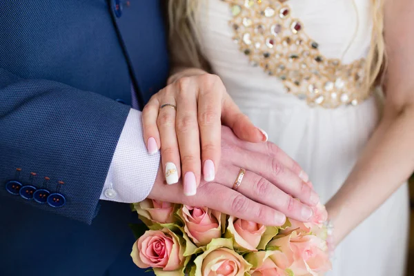 Handen Van Bruidegom Bruid Met Ringen Bruids Boeket — Stockfoto