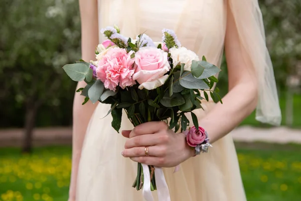 Schöner Hochzeitsstrauß Aus Blumen Den Händen Der Braut — Stockfoto