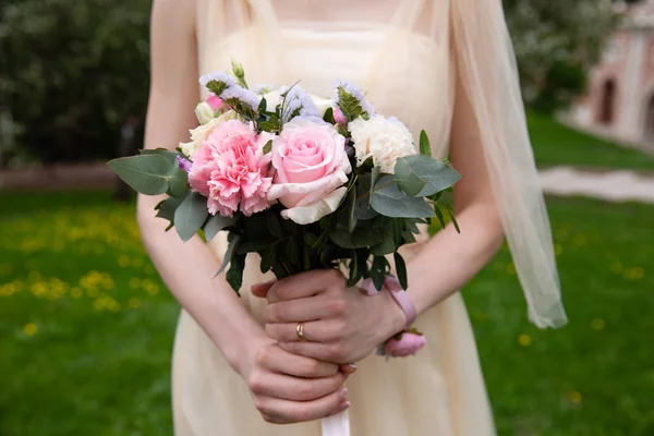 Schöner Hochzeitsstrauß Aus Blumen Den Händen Der Braut — Stockfoto