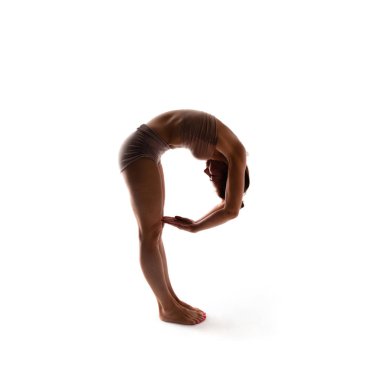 Yoga alfabesi. Jimnastikçi vücut tarafından oluşturulan P harfi