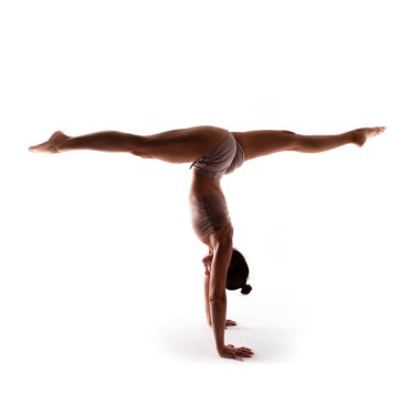 Yoga alfabesi. Jimnastikçi vücut tarafından oluşturulan T harfi