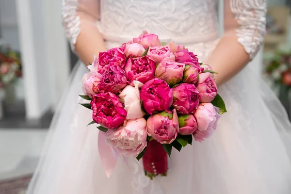 Vacker Bröllopsbukett Med Blommor Händerna Bruden — Stockfoto