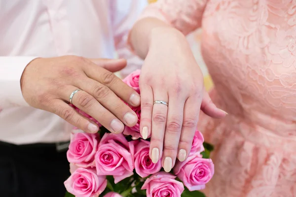 Mains Marié Mariée Avec Anneaux Bouquet Nuptial — Photo