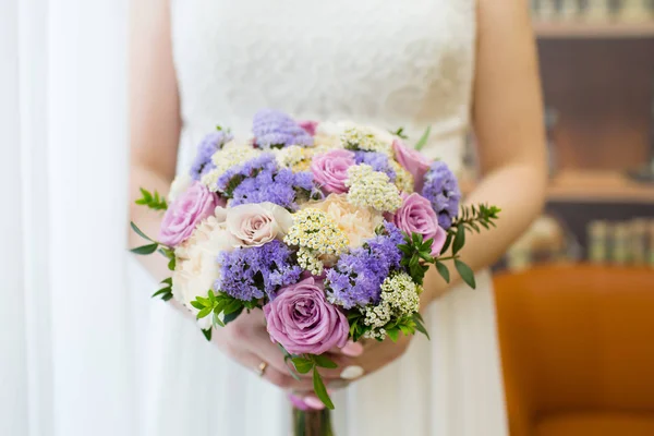 Vacker Bröllopsbukett Med Blommor Händerna Bruden — Stockfoto