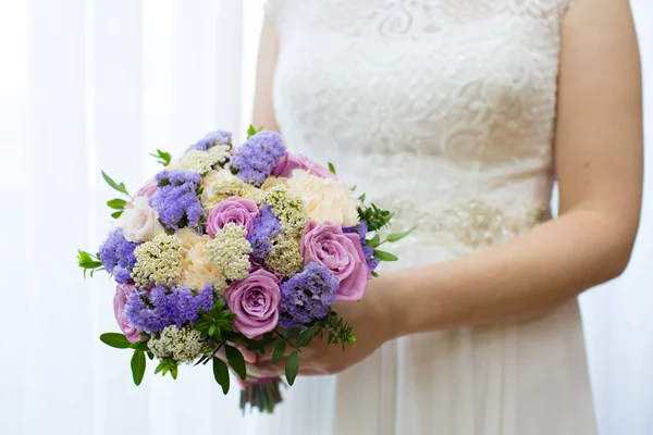 Beau Bouquet Mariage Fleurs Dans Les Mains Mariée — Photo
