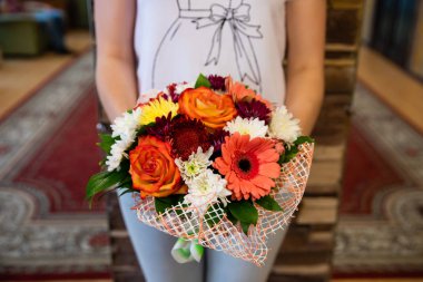 Gelinin ellerinde güzel bir buket çiçek