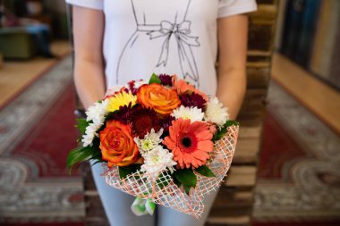 Gelinin ellerinde güzel bir buket çiçek