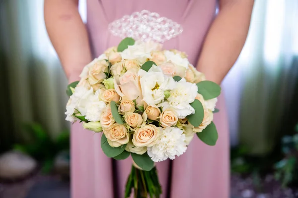 Прекрасный Свадебный Букет Цветов Руках Невесты — стоковое фото
