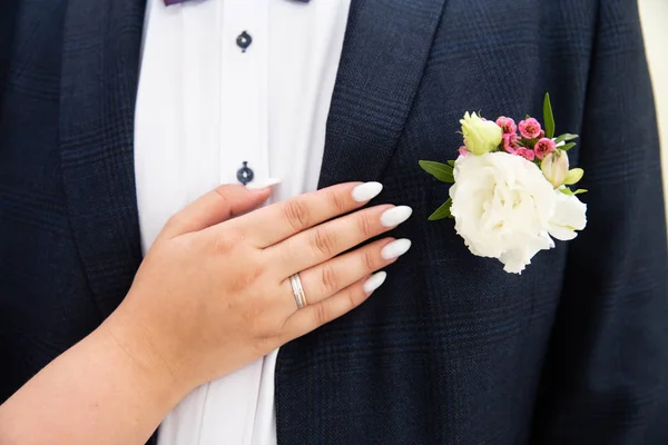 Gyönyörű Boutonniere Vőlegény Design Egy Boutonniere Esküvő Napján — Stock Fotó