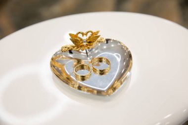 Düğün töreni için bir çift altın yüzük.