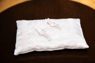 Düğün töreni için bir çift altın yüzük.