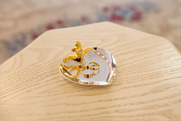 Egy Pár Arany Gyűrű Esküvőre — Stock Fotó
