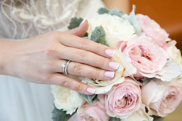 Schöner Hochzeitsstrauß Aus Blumen Den Händen Der Braut — Stockfoto