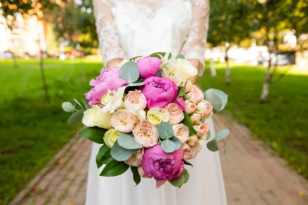 Belo Buquê Casamento Flores Nas Mãos Noiva — Fotografia de Stock