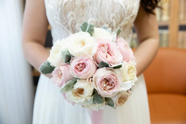 Beau Bouquet Mariage Fleurs Dans Les Mains Mariée — Photo