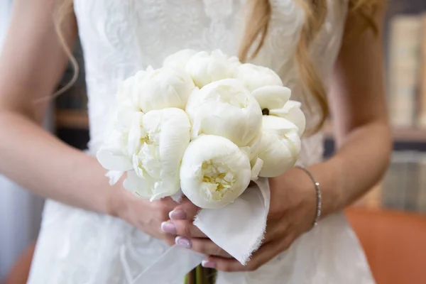 Vacker Bröllopsbukett Med Blommor Händerna Bruden — Stockfoto
