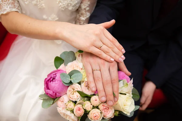 Νύφη Και Γαμπρός Χέρια Βέρες — Φωτογραφία Αρχείου