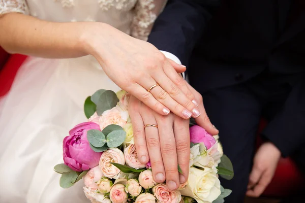 Noiva Noivo Mãos Com Anéis Casamento — Fotografia de Stock