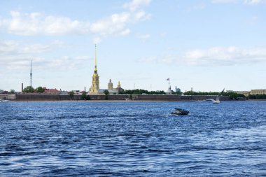Neva Nehri, tekne, martı, Peter ve Paul kale, Zayachy keskin, St Petersburg, Rusya, cazibe