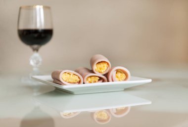 peynir, gıda, şarap, içecek ve aperatif masada cam ile jambon rulolar