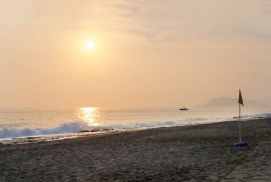 Akdeniz gün batımında, günbatımı, deniz manzarası, Türkiye sahillerinde, kum, plaj, deniz, Güneş, güneşe tekne ufukta bayrağı sahilde