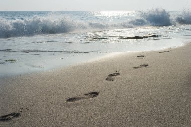 ayak izleri adam kum üzerinde sörf, sahil dalga