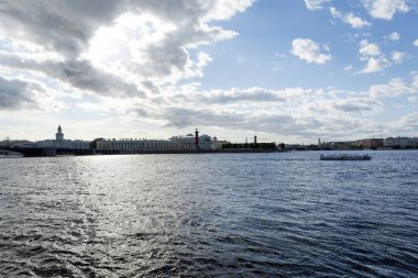 günbatımı, tekne yüzen Neva nehrinde St. Petersburg Vasilievsky adasında görünümünü