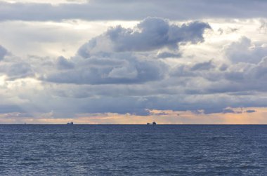 Finlandiya Körfezi, gökyüzü günbatımı, bulutlara ile Gemi ufukta, deniz manzarası
