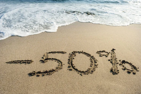 Iscrizione Sulla Sabbia Meno Cinquanta Cento Onda Marina Sulla Sabbia — Foto Stock