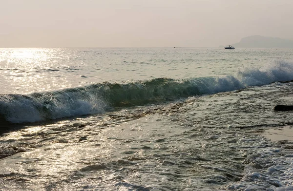 トルコ 地中海の海岸で海の波 — ストック写真