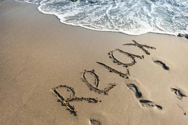砂の上の碑文リラックス 海サーフ — ストック写真
