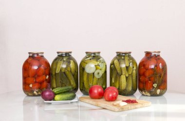 sebze, taze, çiğ, domates, sarımsak, kırmızı, biber, salatalık bir plaka ve kesme masa, masada kavanoz turşu, turşu ve bir masada yemek domates kavanoz