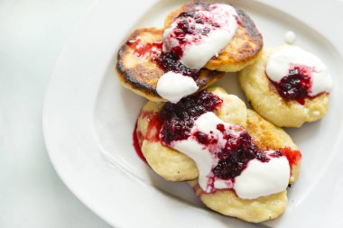 Krep, tabağa lezzetli Breakfast cheesecakes ile berry kızılcık sosu lor