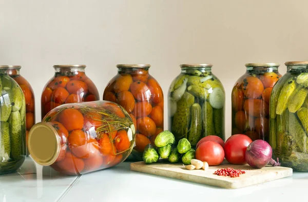 Fresco Pepinos Tomates Cebola Alho Vermelho Pimentão Mesa Legumes Conserva — Fotografia de Stock