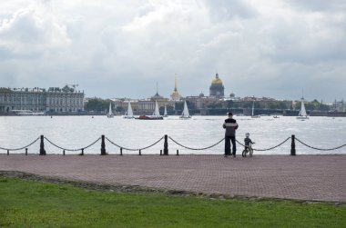 Neva Nehri setin şehir Petersburg St, Yelkenli tekne Nehri üzerinde bir görünüm Kış Sarayı, St. Isaac's Katedrali, Bahriye, bina şehir manzarası, St. Petersburg yerleri bir görünümü ile insanlar