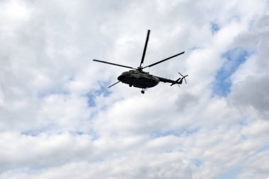 Gökyüzünde bulutlar, helikopter kabin, vida, hava taşımacılığı ile helikopter