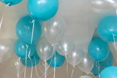 beyaz ve mavi hava helyum balonlar halatlar ile tavan altında asmak