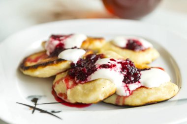 süzme peynir bir tabakta berry soslu yapılmış krep lezzetli breakfast
