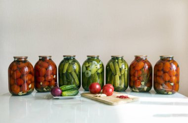 bidon turşu salatalık turşusu ve domates, taze sebze, domates, salatalık, soğan, biber, ev yapımı gıda, sarımsak mutfak masasında, 