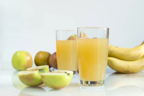 Two Glasses Apple Juice Juice Glasses Fresh Apples White Background — Stock Photo, Image