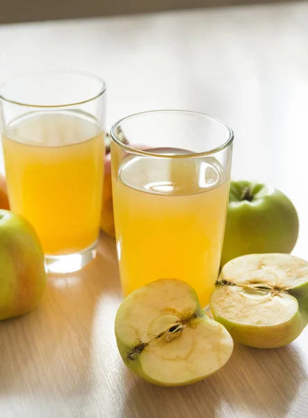 Two Glasses Apple Juice Fresh Apples Table Fruit Fruit Juice — Stock Photo, Image
