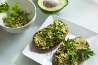 yeşil avokado ve maydanoz, meze ile sandviç