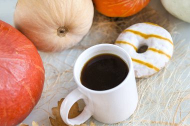 Kırmızı kabak, çörek beyaz buzlanma ile arasında 1 beyaz kahve kupa
