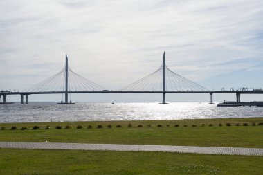 Neva Nehri, St. Petersburg, nehir banka kaplı yeşil çimen, gökyüzü, güneş ışığı ile Köprü