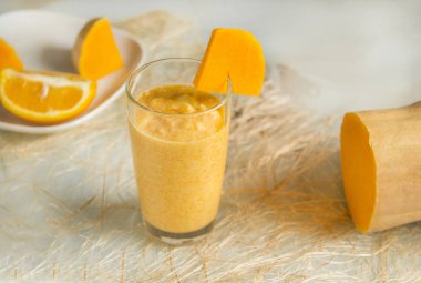 meyve Portakal kremalı Alkolsüz kokteyl kabak, muz ve portakal ve dondurma, meyve içki ile cam